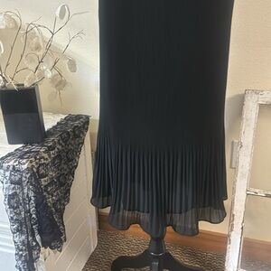 NWT H&M Recycled Polyester maxi evening dress.  Ribbed with a bottom ruffle. Med